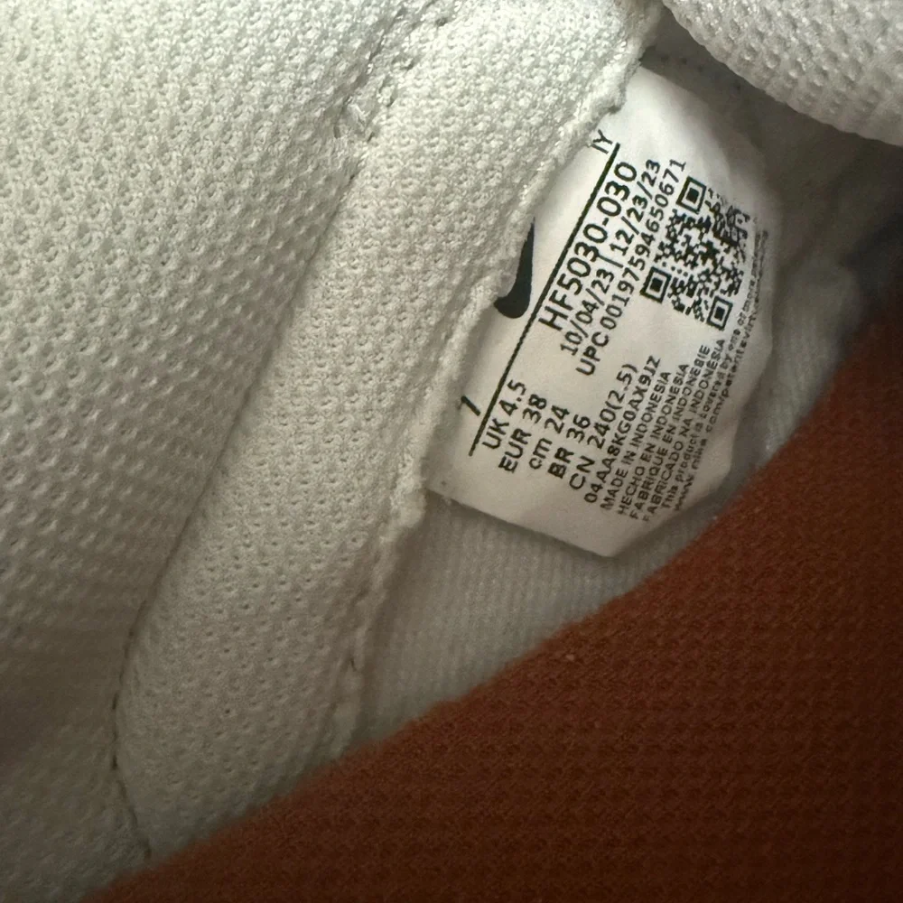 Nike Beige and Green Sneakers - Picture 12 of 12